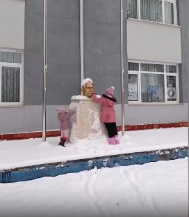 Sakarya'nın Kocaali ilçesinde 2 çocuk okulun bahçesinde karla kapanan Atatürk