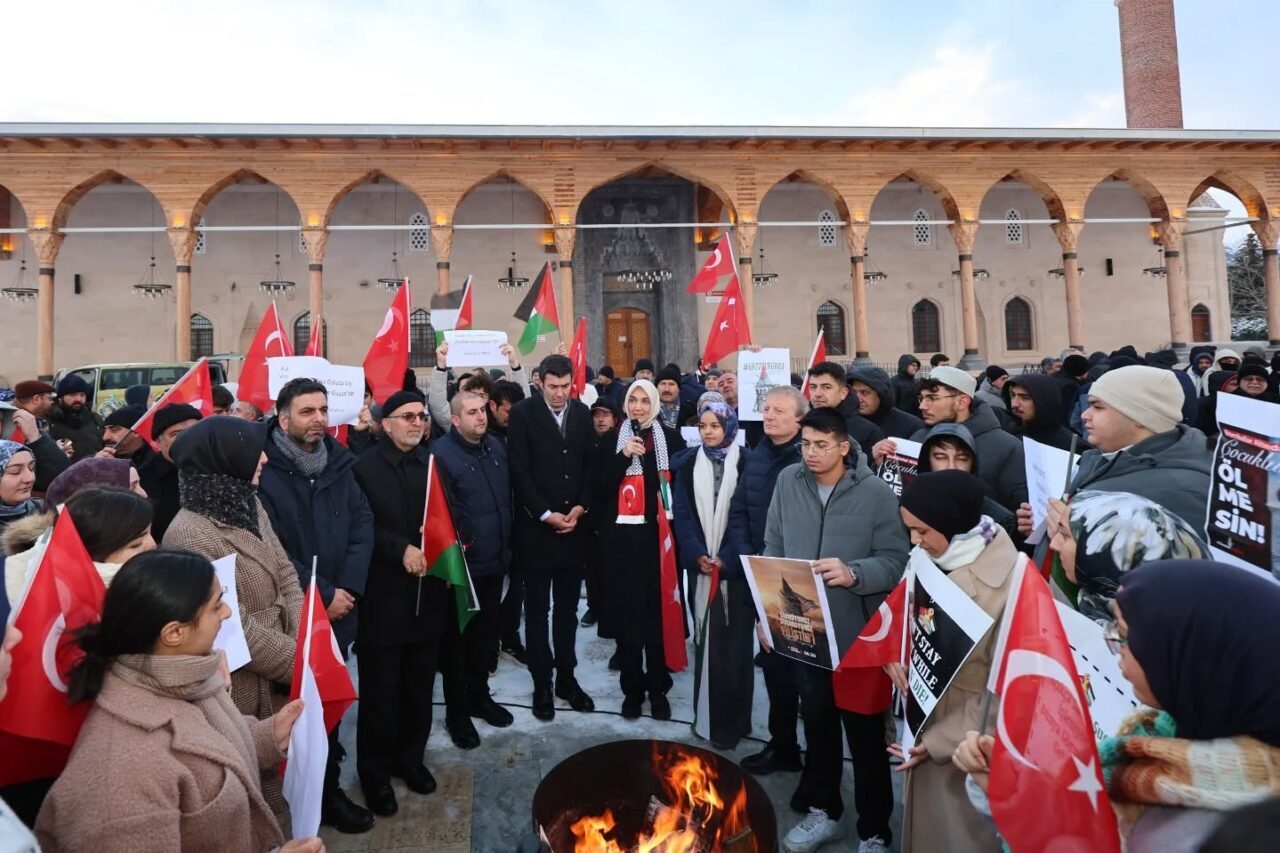 AFYONKARAHİSAR (AA) – Afyonkarahisar Valisi Kübra Güran Yiğitbaşı, gençlerle sabah
