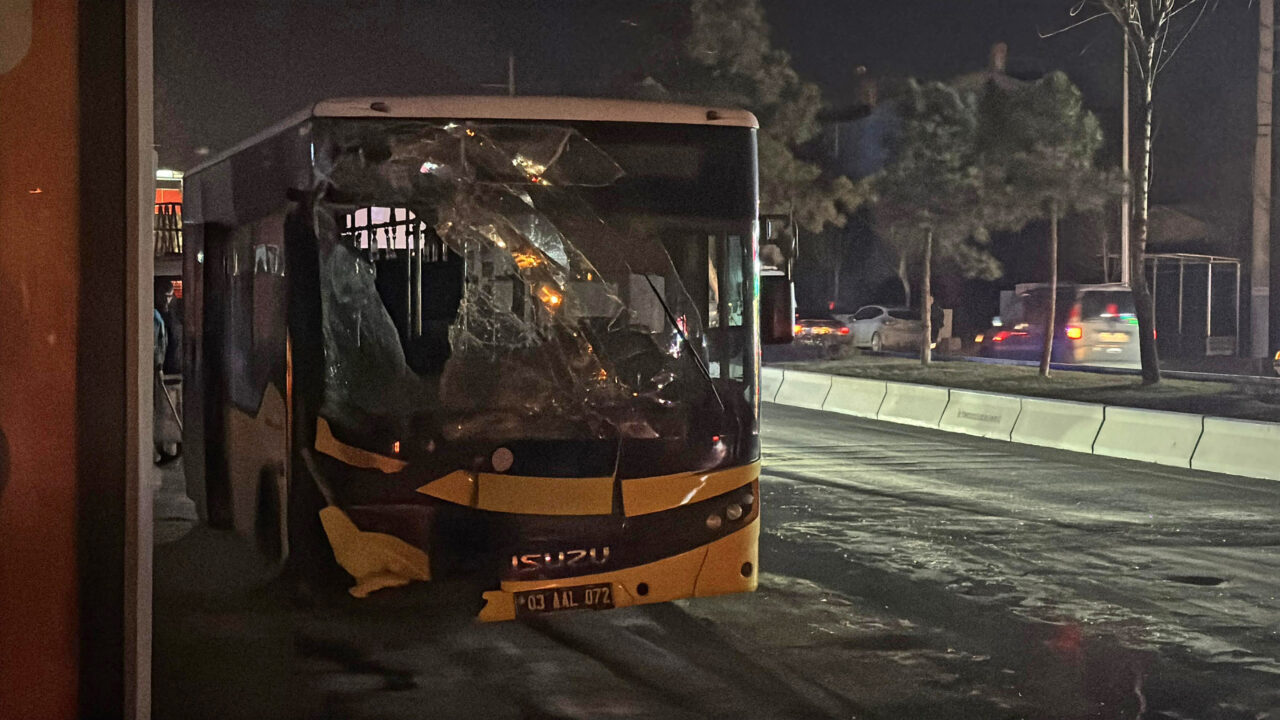 AFYONKARAHİSAR (AA) – Afyonkarahisar'da belediyeye ait halk otobüsünün çöp kamyonuna