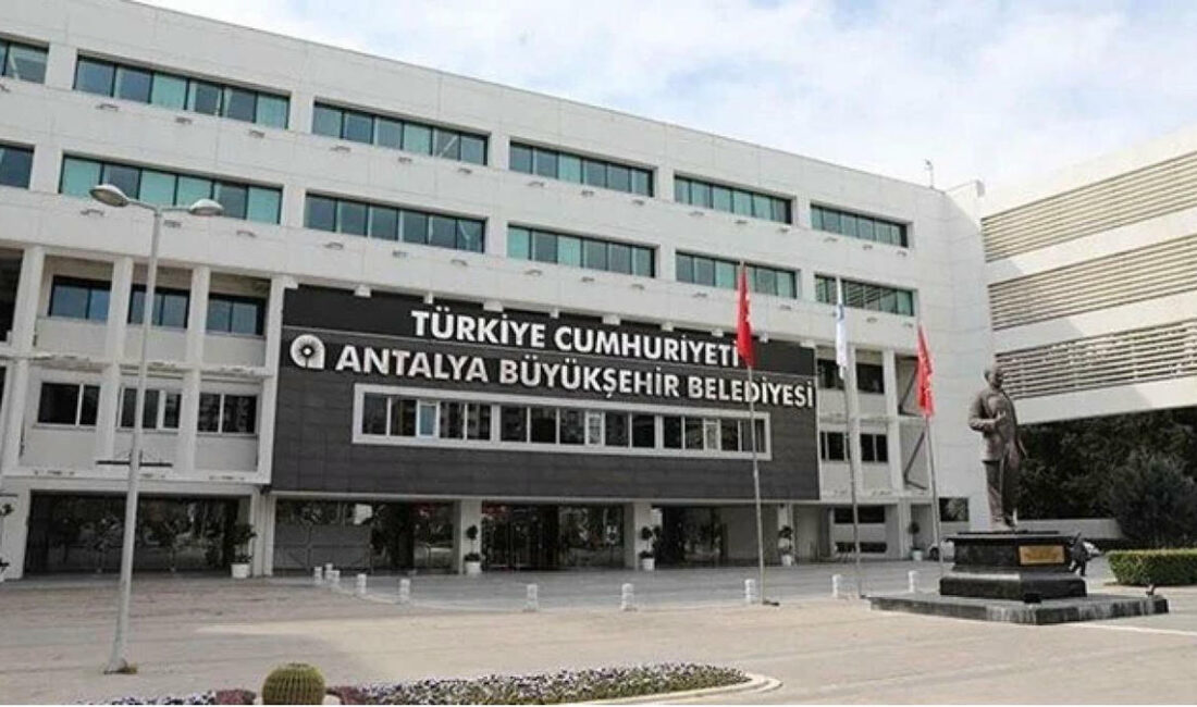 Antalya Büyükşehir Belediyesi’nde sabah saatlerinde büyük bir hareketlilik yaşandı. Belediye'ye