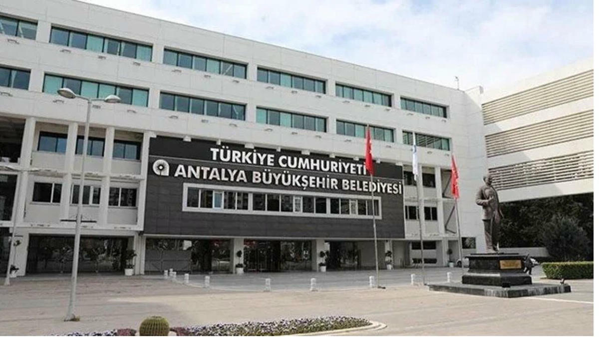 Antalya Büyükşehir Belediyesi’nde sabah saatlerinde büyük bir hareketlilik yaşandı. Belediye'ye