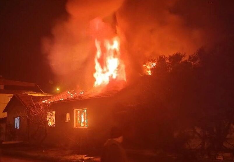 İZMİR (AA) – İzmir'in Bayındır ilçesinde müstakil evde çıkan yangında