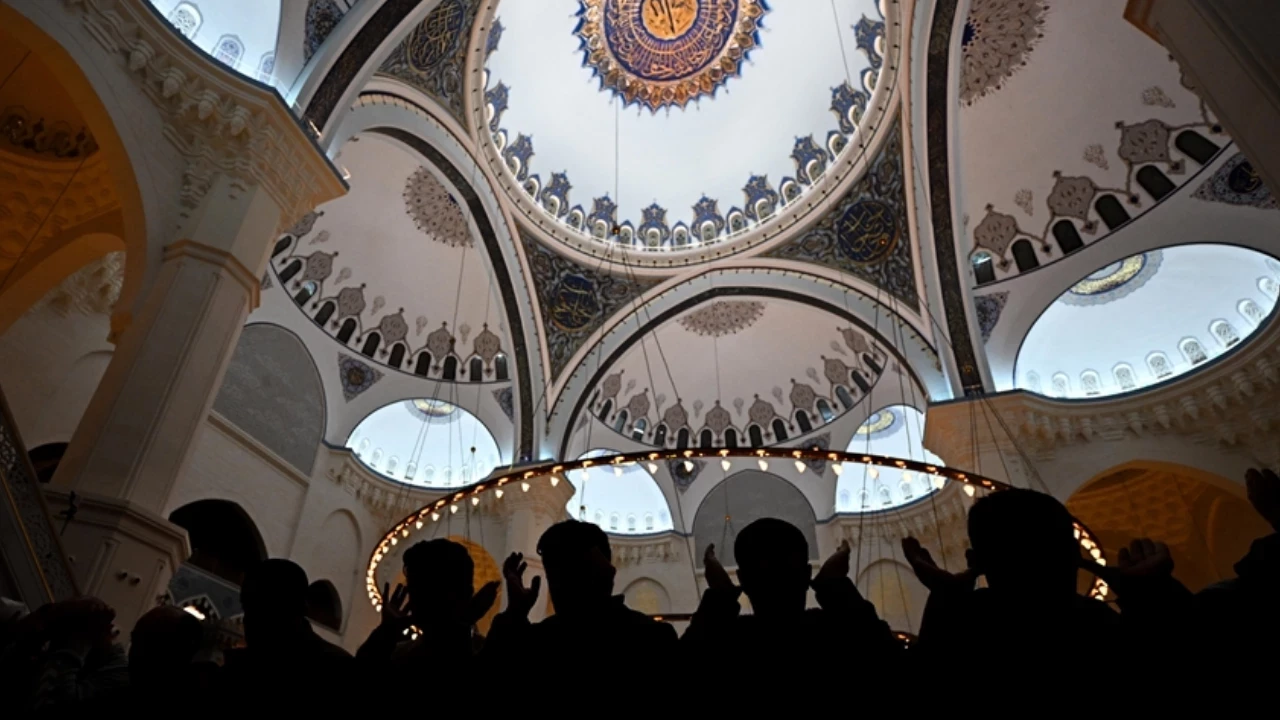 Bugün 2 Şubat 2026 Pazartesi, rahmet ve mağfiret kapılarının ardına