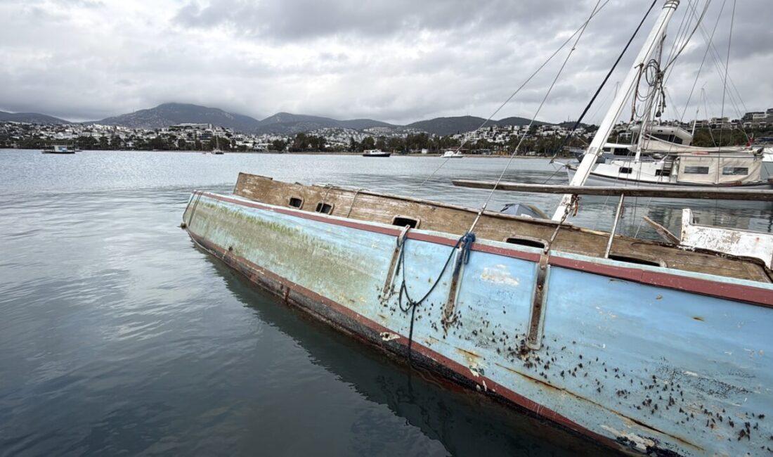 MUĞLA (AA) – Muğla'nın Bodrum ilçesinde bir tekne, kuvvetli rüzgar