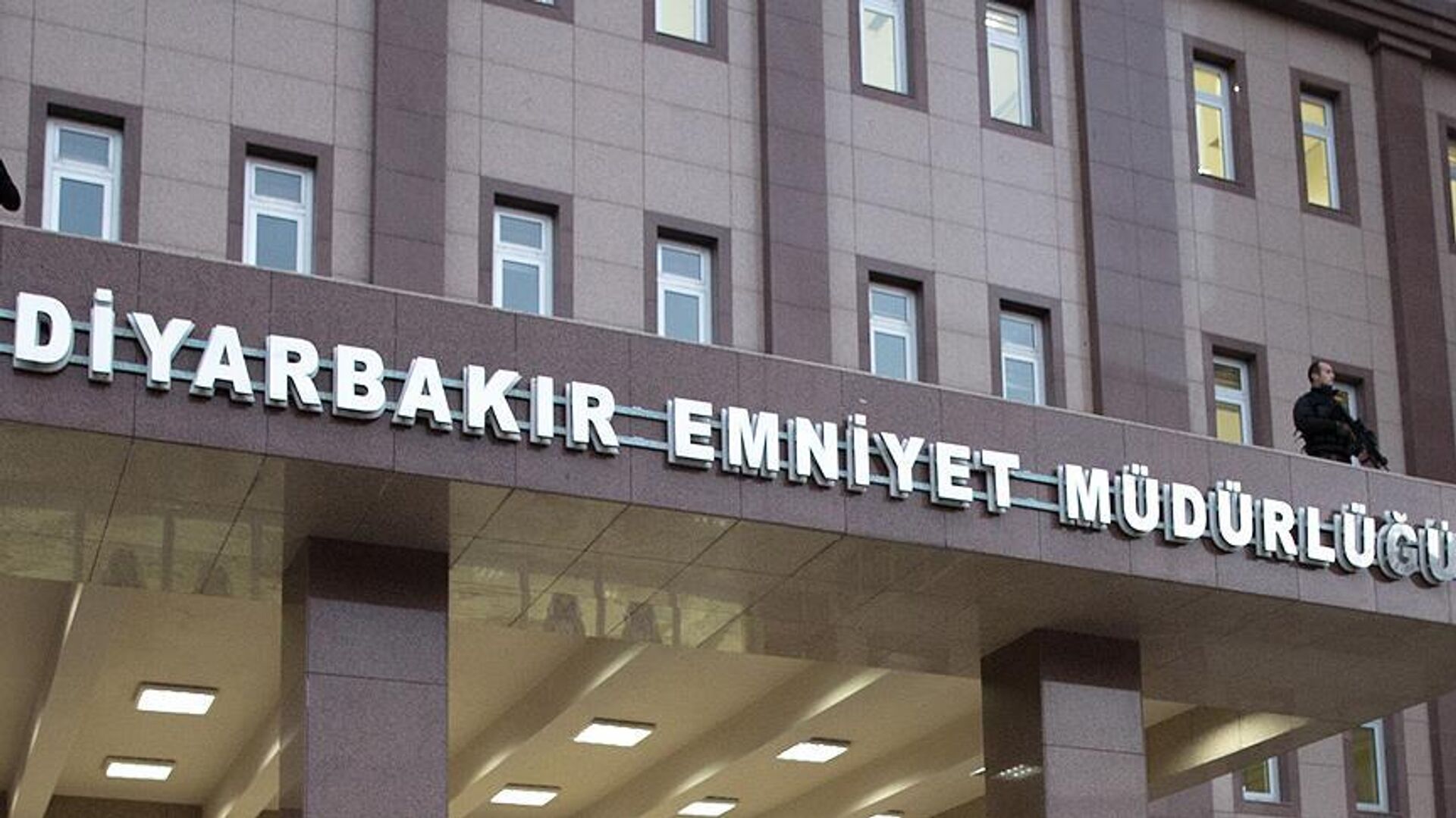 Diyarbakır İl Emniyet Müdürlüğü Ana Hizmet Binası’nın vatandaş girişinin bulunduğu