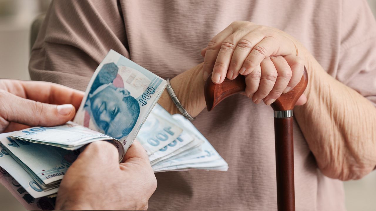 Milyonlarca emeklinin gözü kulağı Ankara'dan gelecek bayram müjdesinde! İşte detaylar...