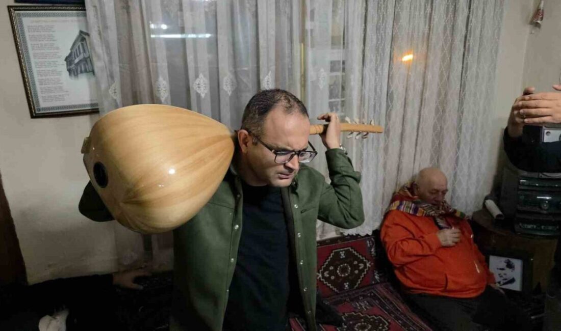 Kütahya’da dernek başkanı İsmail Barış’ın sazı ensesine koyarak tersten çalması