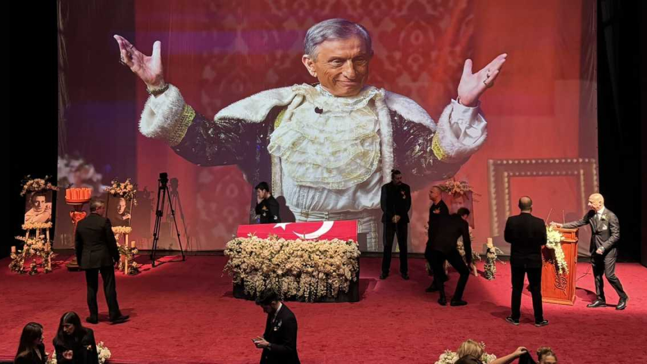 Usta tiyatro sanatçısı Haldun Dormen için Muhsin Ertuğrul Sahnesi’nde tören