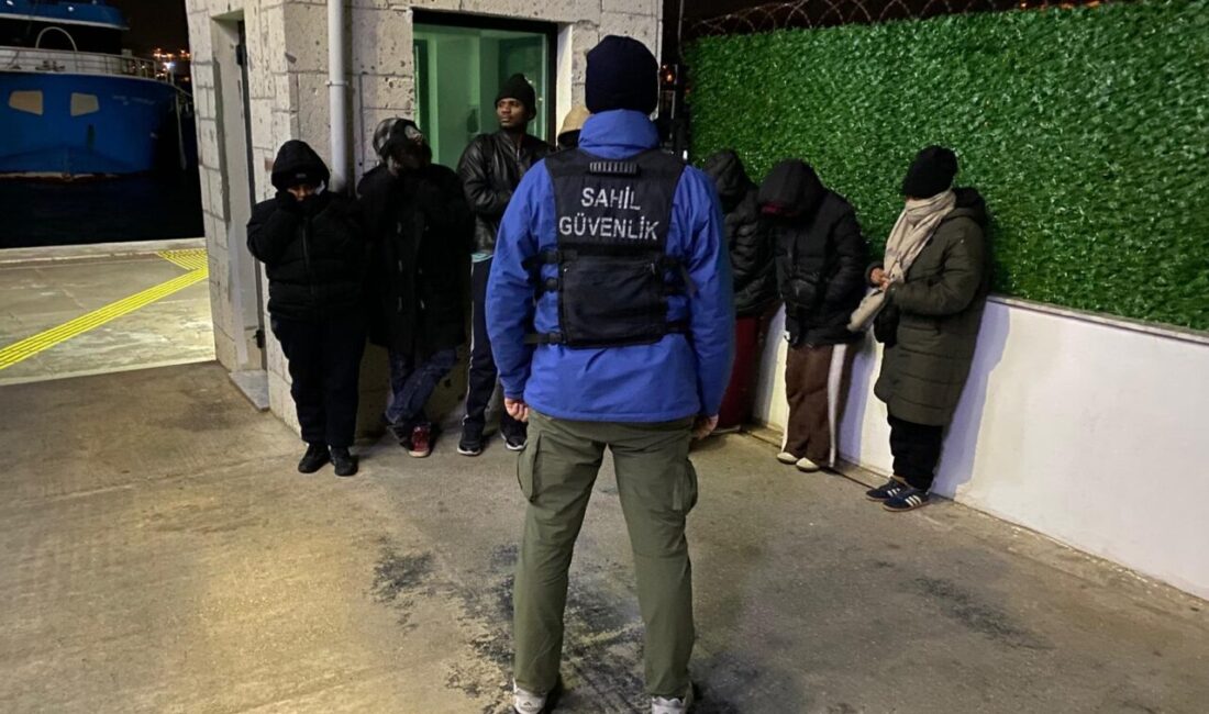 İZMİR (AA) – İzmir'in Foça ilçesinde 10 düzensiz göçmen ile