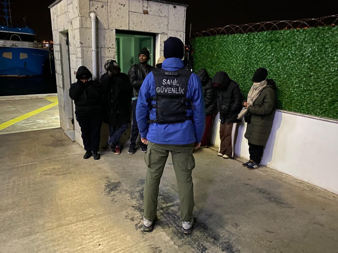 İZMİR (AA) – İzmir'in Foça ilçesinde 10 düzensiz göçmen ile