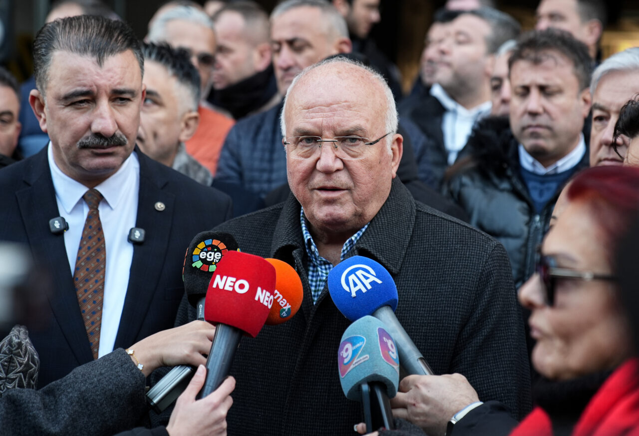 İZMİR (AA) – İzmir'in Konak ilçesinde bir grup esnaf, Büyükşehir