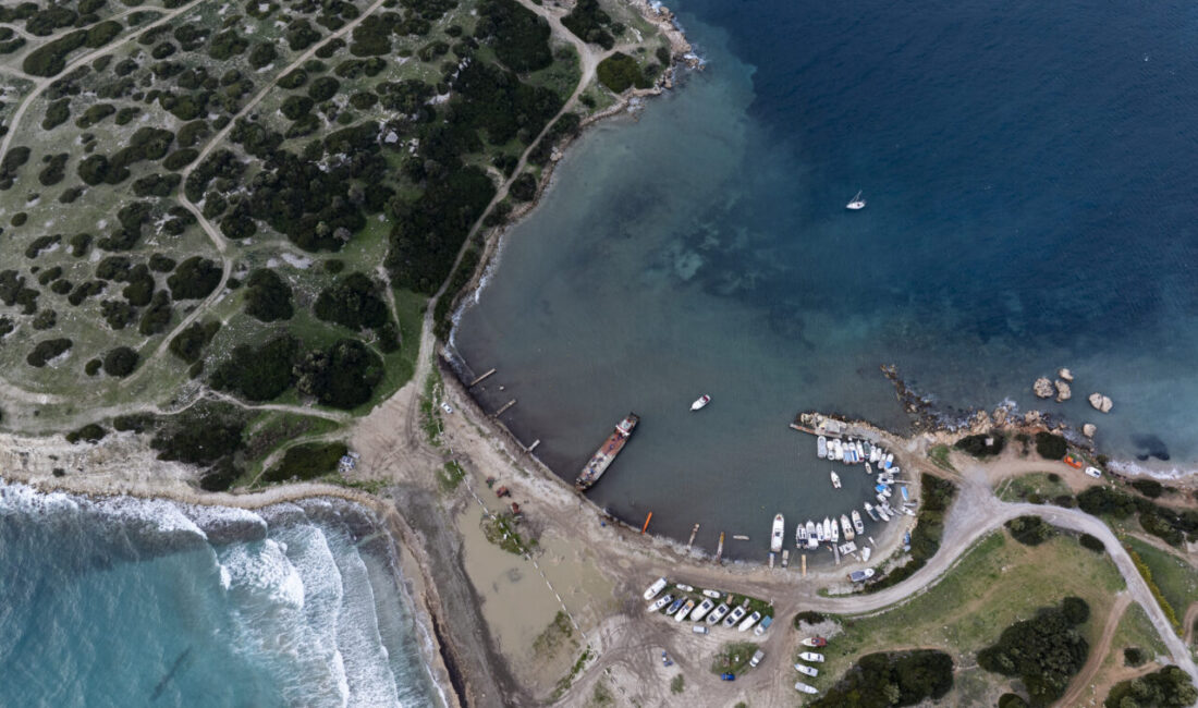 İZMİR (AA) – İzmir'in Urla ilçesinde izinsiz şekilde sökümü yapılan
