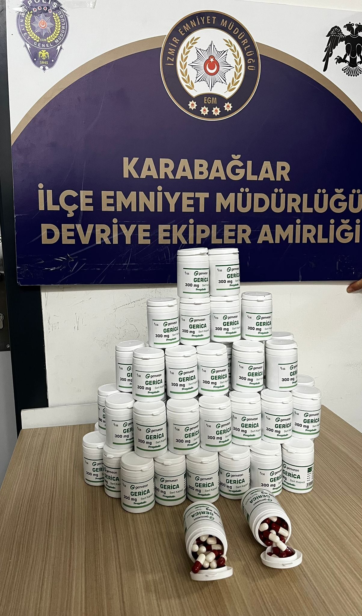 İZMİR (AA) – İzmir'de polis ekiplerince kovalamaca sonucu yakalanan şüphelinin