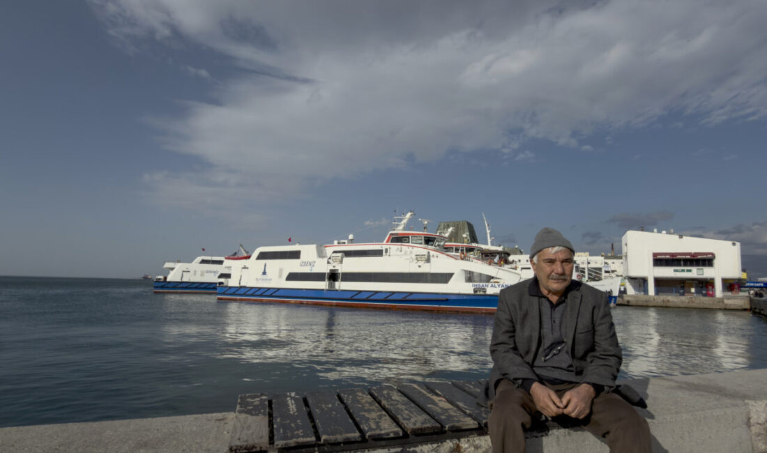 İZMİR (AA) – İzmir'de olumsuz hava koşulları nedeniyle vapur seferleri