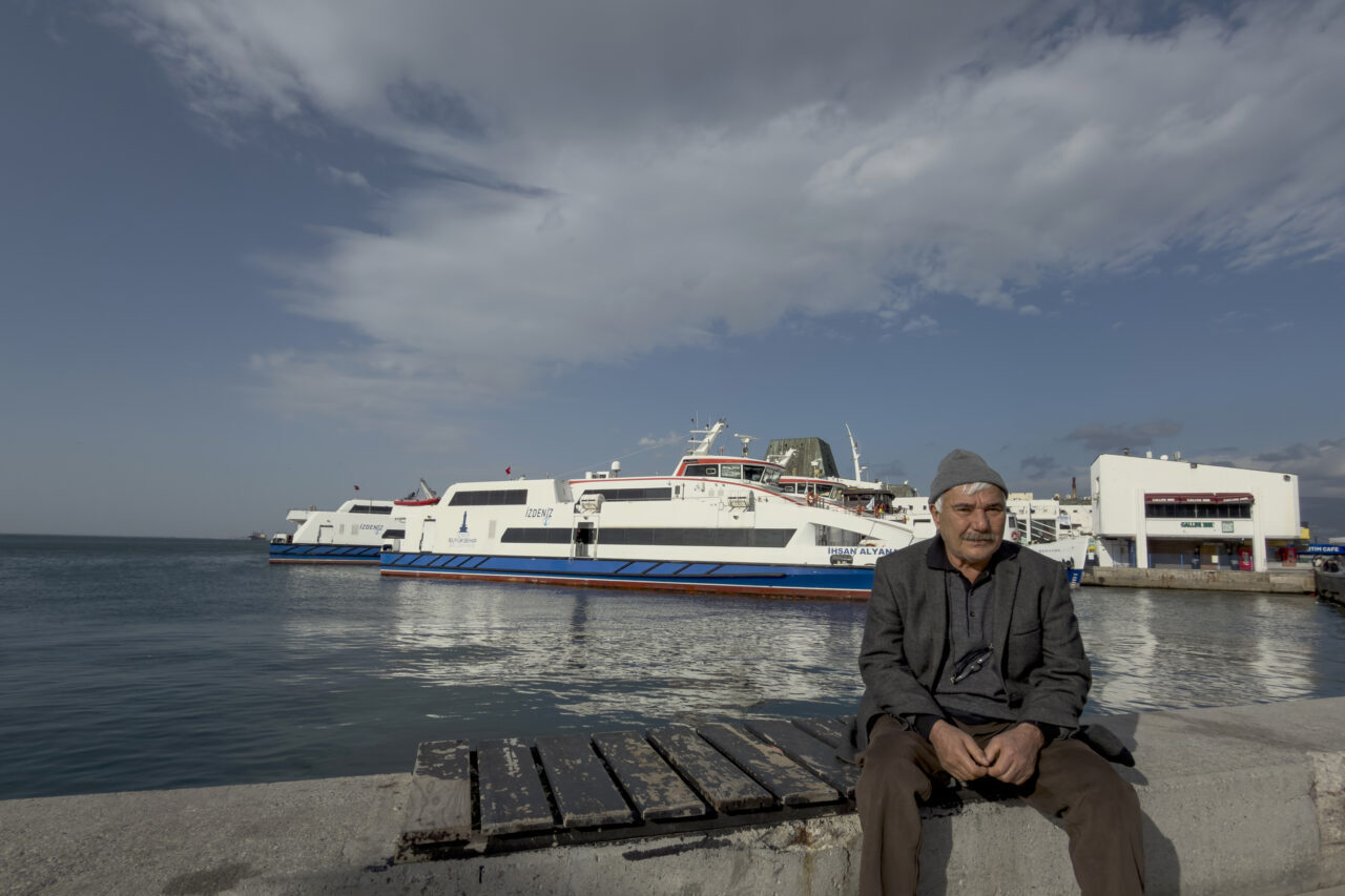 İZMİR (AA) – İzmir'de olumsuz hava koşulları nedeniyle vapur seferleri