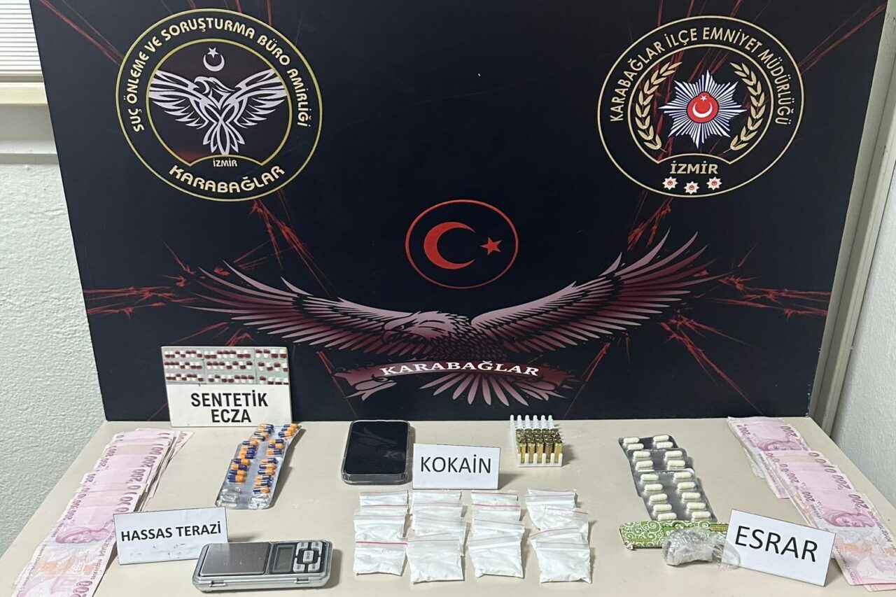 İZMİR (AA) – İzmir'in Karabağlar ilçesinde durdurulan araçta bir miktar