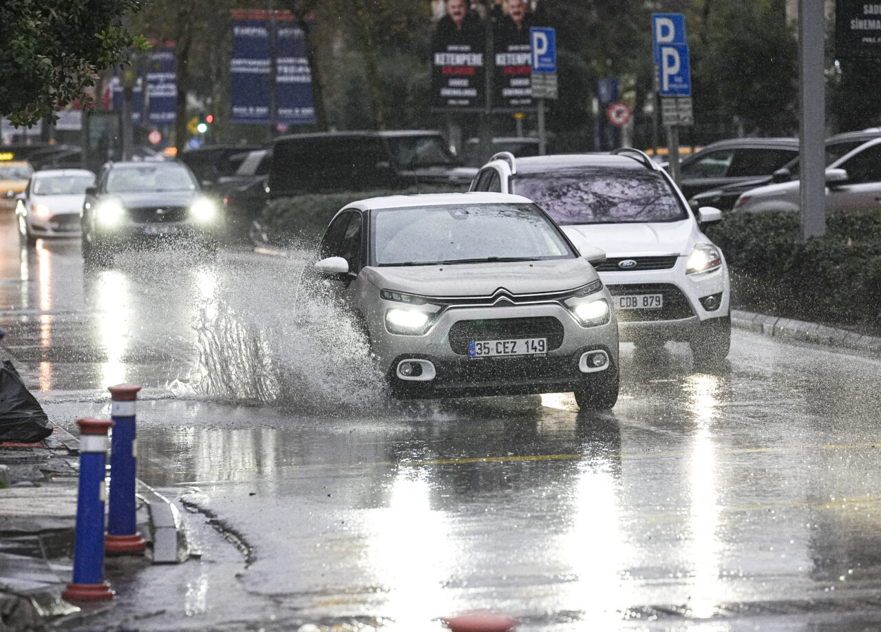 - Vapur ve feribot seferleri iptal edildi, tramvay seferleri aksadı,