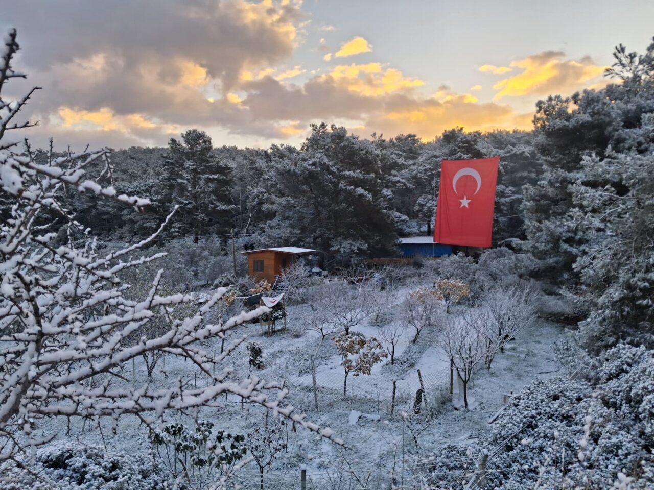 İZMİR (AA) – İzmir'in Urla ilçesinin yüksek kesimlerinde kar yağışı