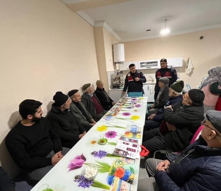 Bilecik’in Yenipazar ilçesinde jandarma vatandaşlara kapsamlı güvenlik bilgilendirmesi gerçekleştirdi. Yenipazar