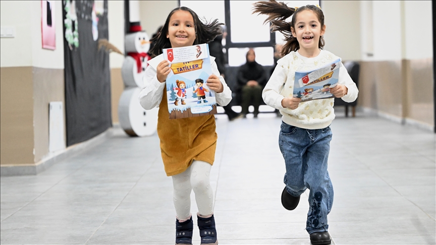 Milli Eğitim Bakanı Yusuf Tekin ve Türkiye genelindeki valiler, öğrencilerin