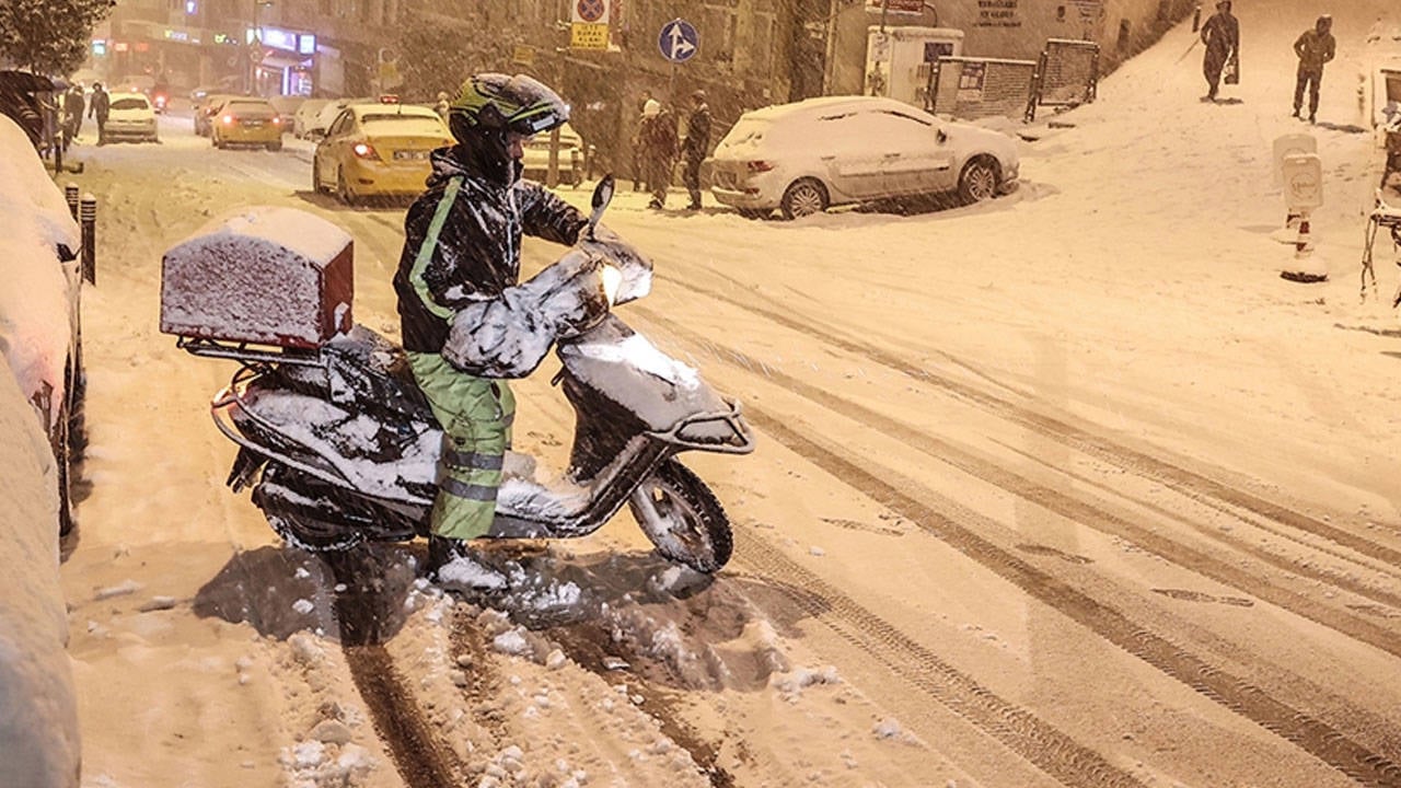 İstanbul Valiliği, kar yağışı nedeniyle uygulanan trafik kısıtlamasında ağır taşıtların