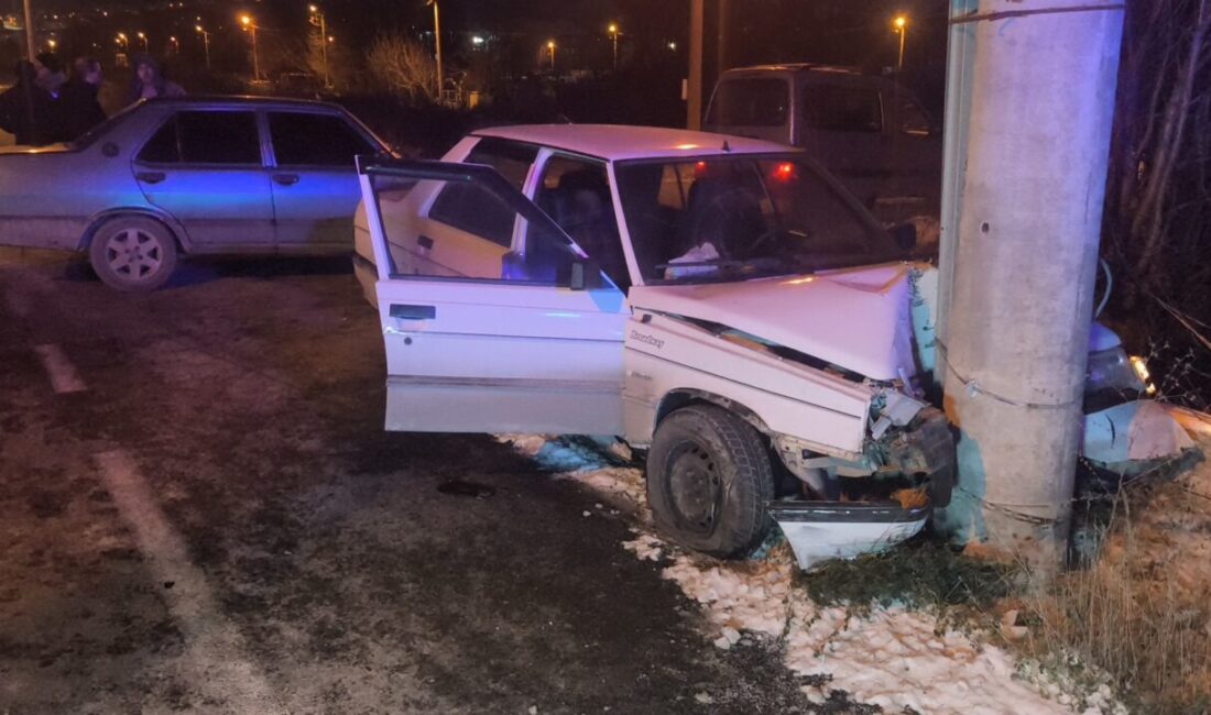KÜTAHYA (AA) – Kütahya'da aydınlatma direğine çarpan otomobilde bulunan 2