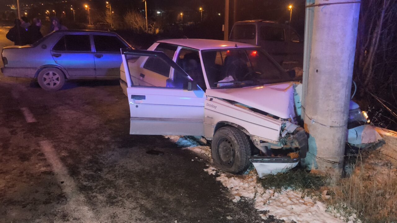 KÜTAHYA (AA) – Kütahya'da aydınlatma direğine çarpan otomobilde bulunan 2