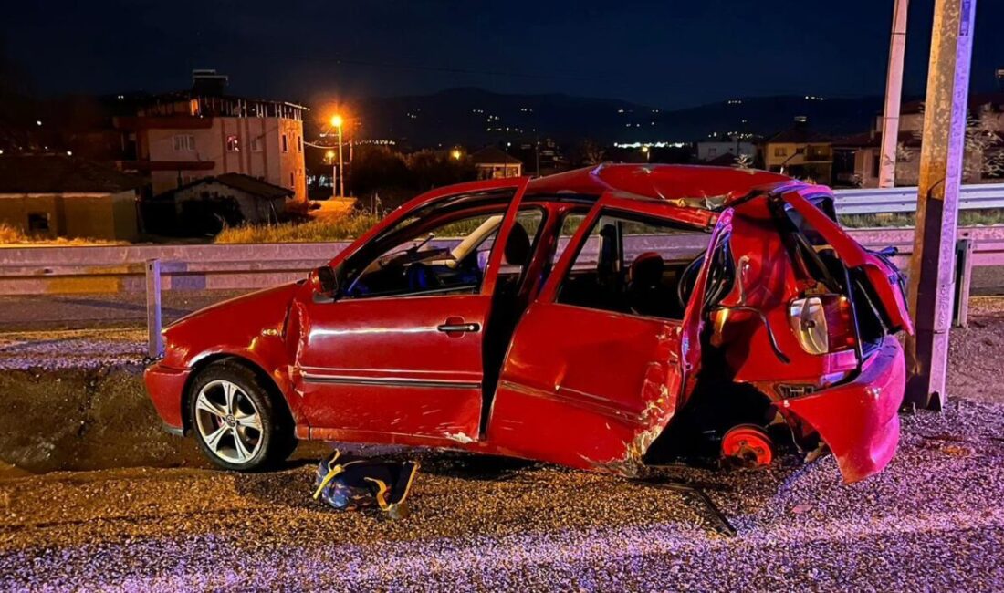 MANİSA (AA) – Manisa'nın Sarıgöl ilçesinde otomobilin elektrik direği ile