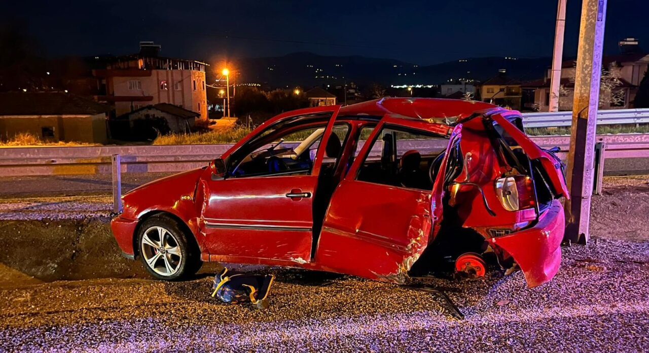 MANİSA (AA) – Manisa'nın Sarıgöl ilçesinde otomobilin elektrik direği ile