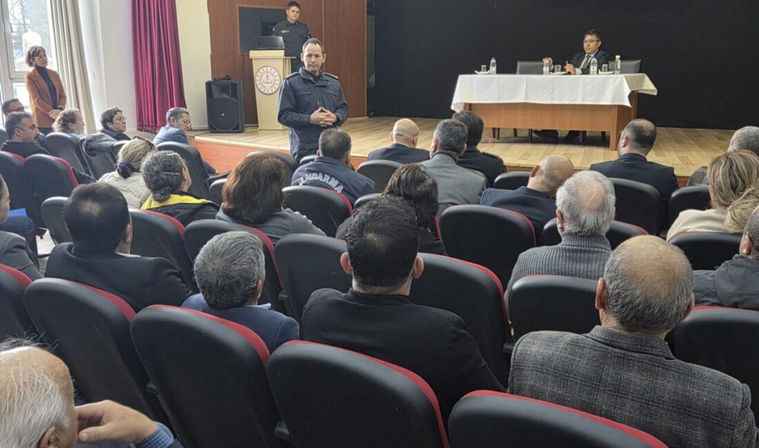 MUĞLA (AA) – Muğla'nın Marmaris ilçesinde muhtarlara yönelik eğitim toplantısı
