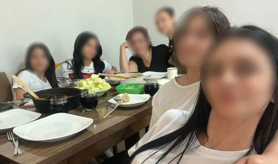 İzmir'in Bornova ilçesinde öğrencilerini evine götürerek etrafı temizleten öğretmenin, temizlik