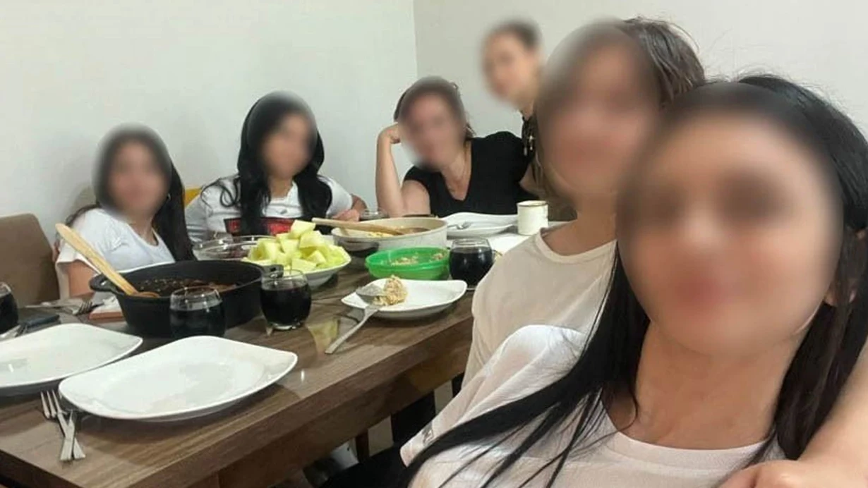 İzmir'in Bornova ilçesinde öğrencilerini evine götürerek etrafı temizleten öğretmenin, temizlik