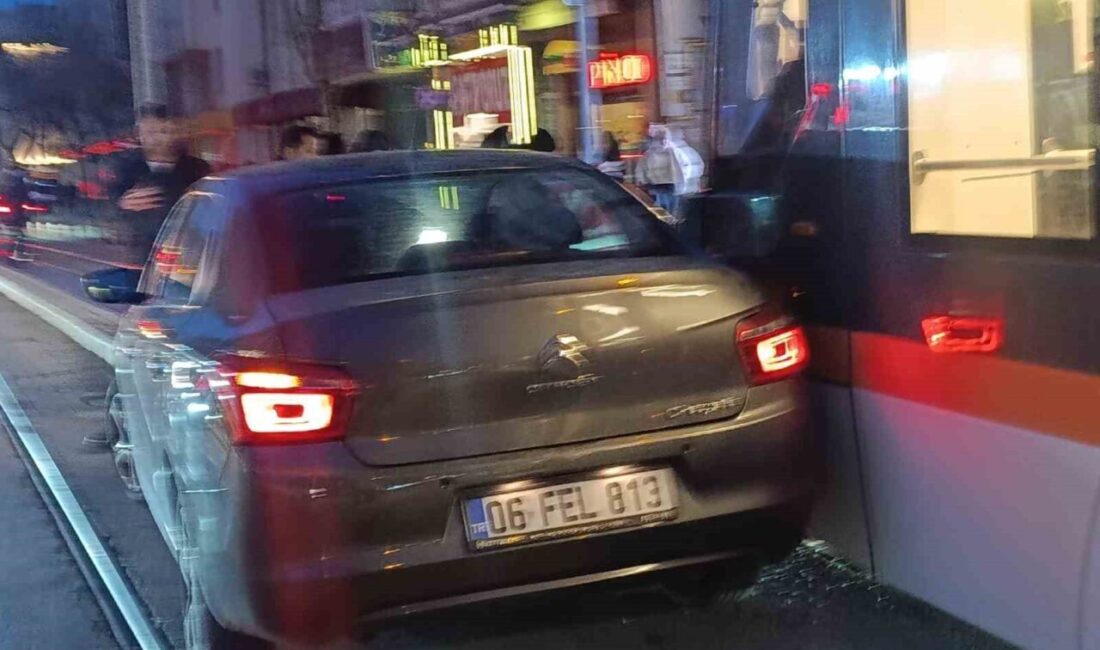 Eskişehir’de bir otomobilin tramvaya çarpışması sonucu gerçekleşen trafik kazası maddi