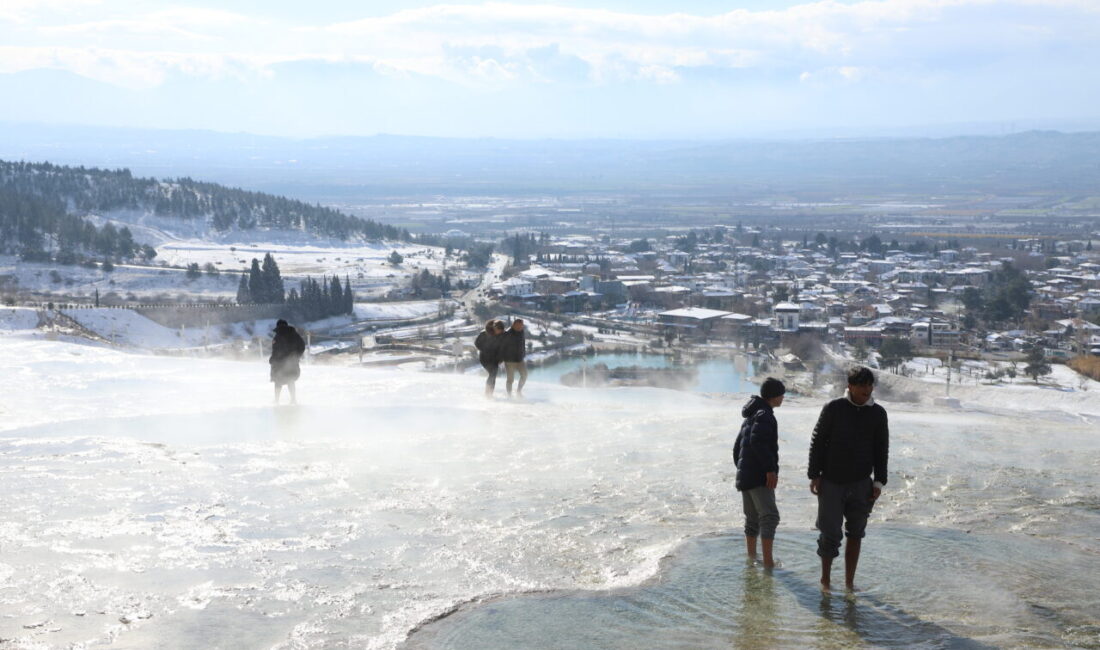 DENİZLİ (AA) – Denizli'de etkili olan kar yağışı Pamukkale ilçesindeki