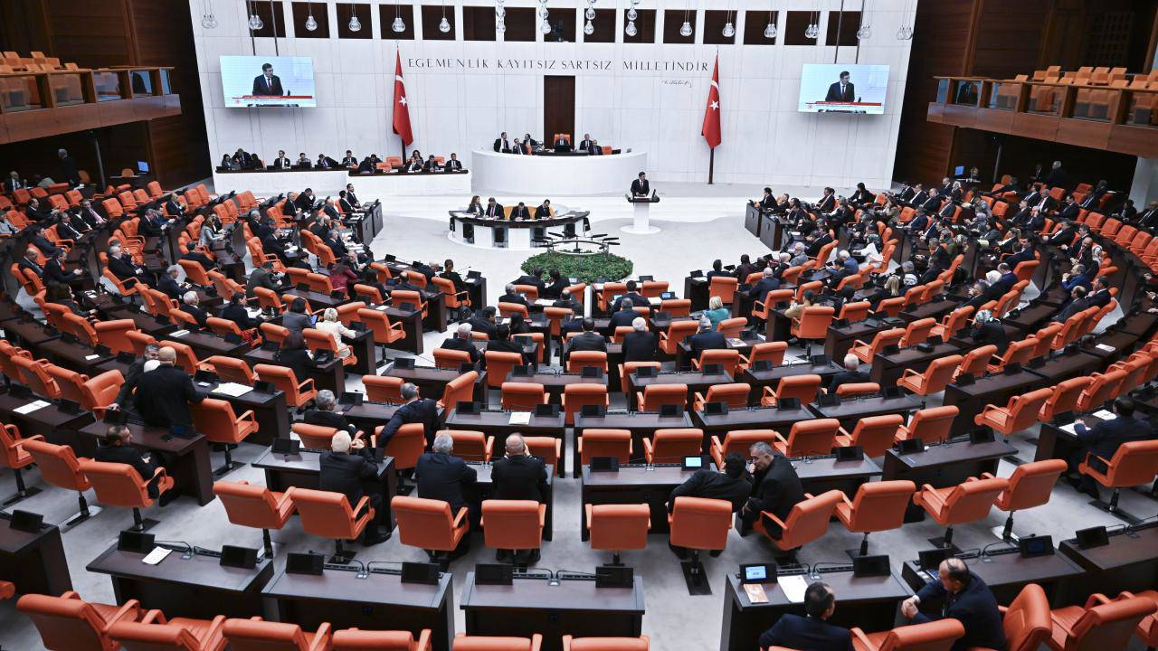 TBMM’de bazı milletvekillerinin partilerinden istifa ederek AK Parti’ye katılmasıyla sandalye
