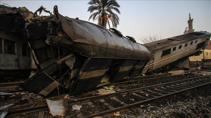İspanya’nın güneyinde meydana gelen yüksek hızlı tren kazasında raydan çıkan