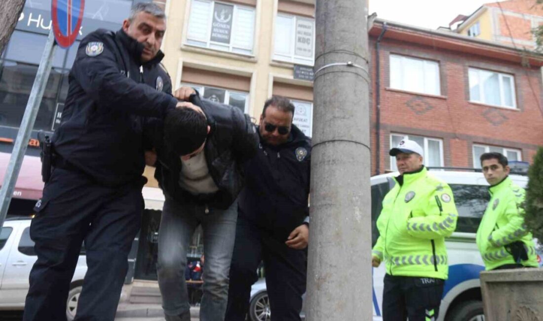 Eskişehir’de bir araçla yarışırken idaresindeki otomobil ile 3 yayaya çarparak