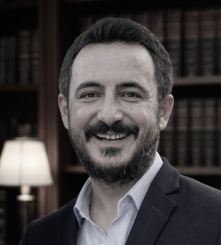 Tolga Aydın yazar fotoğrafı