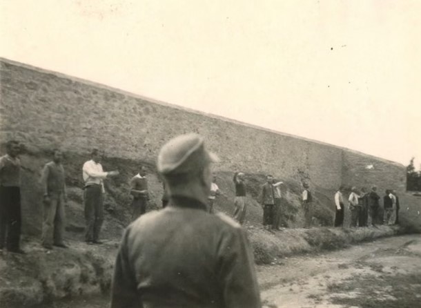 eBay’de ortaya çıkan 12 siyah-beyaz fotoğraf, 1 Mayıs 1944’te Atina’nın