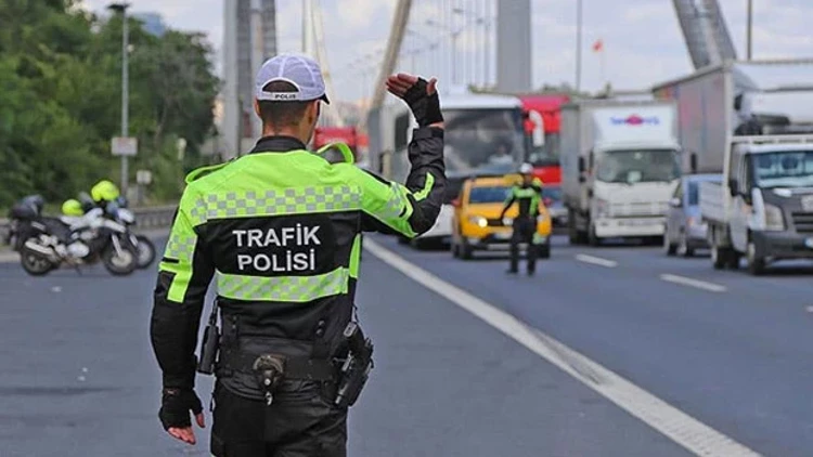 Trafik güvenliğini sağlamak amacıyla hazırlanan yeni yaptırımlar resmen uygulanmaya başlandı.