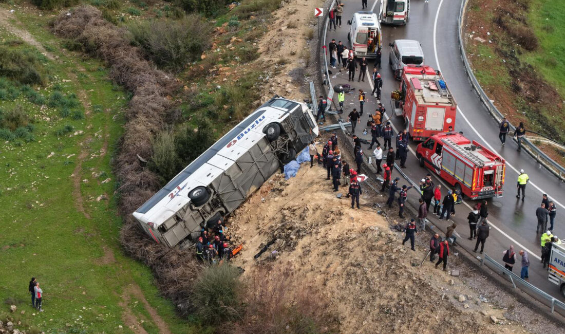 ANTALYA’nın Döşemealtı ilçesi yakınlarında yolcu otobüsü virajda bariyerlere çarpıp, devrildi.