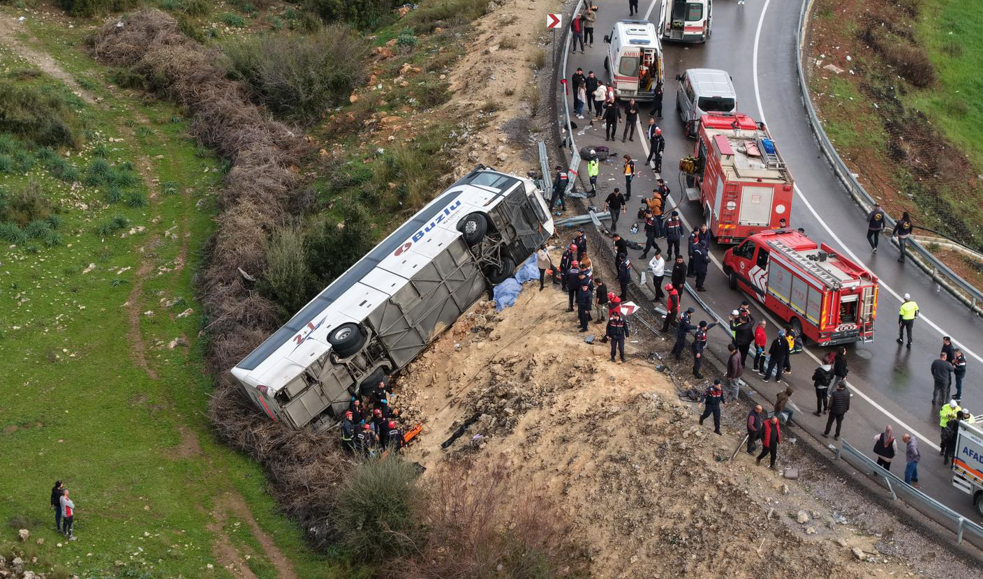 ANTALYA’nın Döşemealtı ilçesi yakınlarında yolcu otobüsü virajda bariyerlere çarpıp, devrildi.