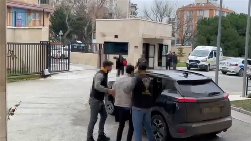 İstanbul Beylikdüzü’nde bir iş yerinde asılı Türk bayrağını sökerek yerde