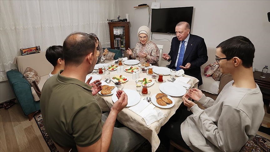 Cumhurbaşkanı Recep Tayyip Erdoğan ve eşi Emine Erdoğan, İstanbul Beyoğlu’nda