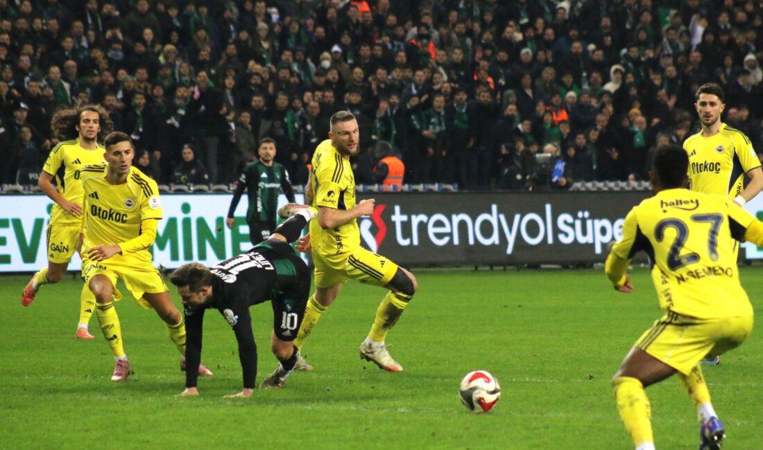Süper Lig’in 20’nci haftasında Fenerbahçe, deplasmanda Kocaelispor’u 2-0 mağlup etti.