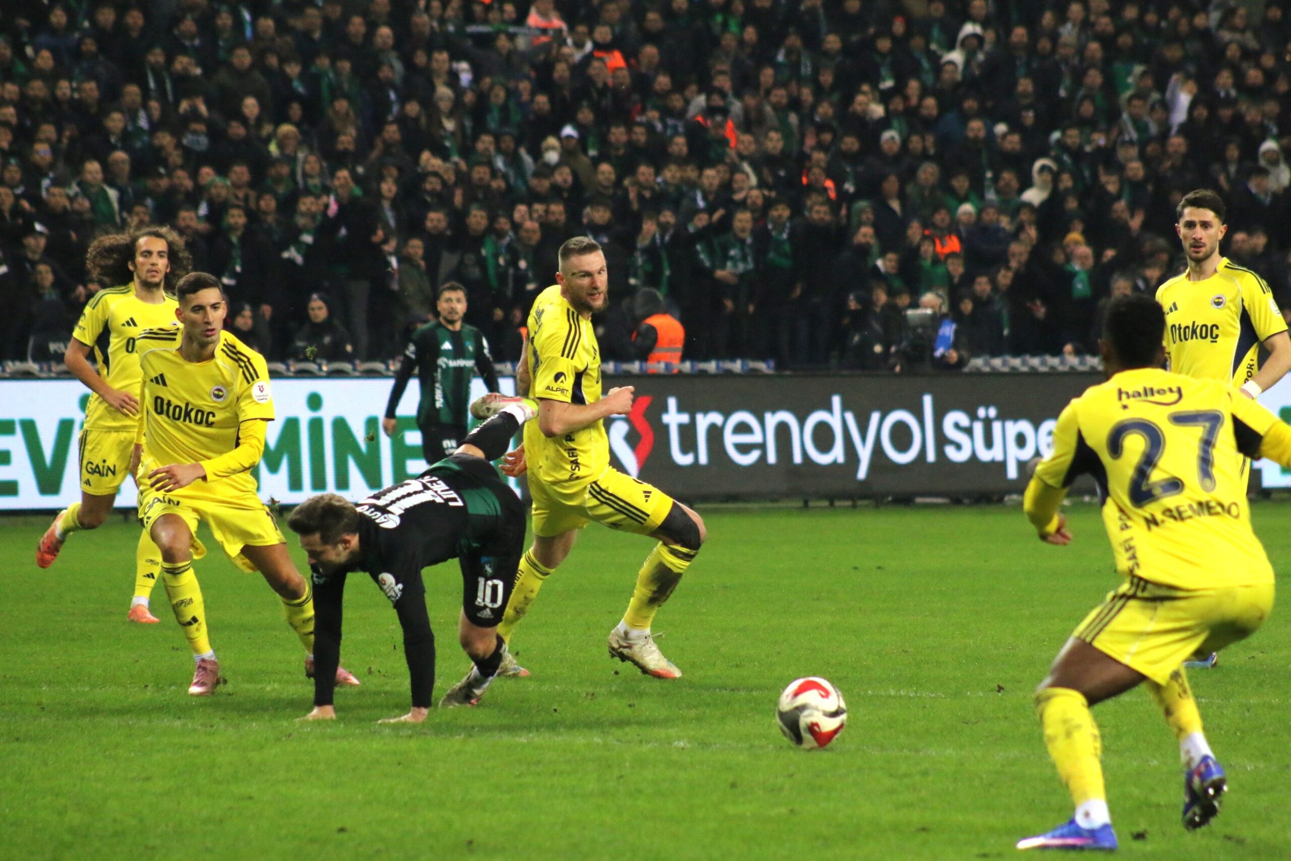 Süper Lig’in 20’nci haftasında Fenerbahçe, deplasmanda Kocaelispor’u 2-0 mağlup etti.