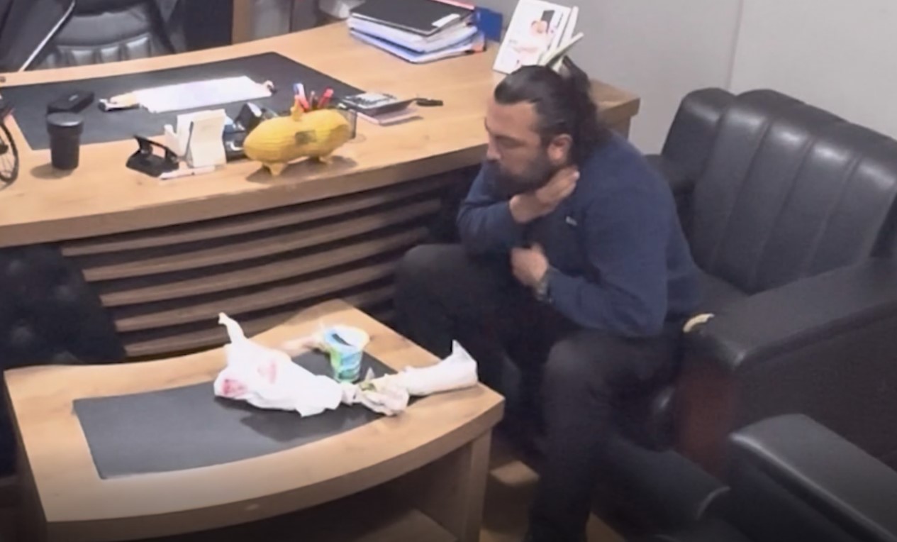 Osmaniye’de görev yapan Acil Tıp Teknikeri İlyas Yıldır, yemek yerken