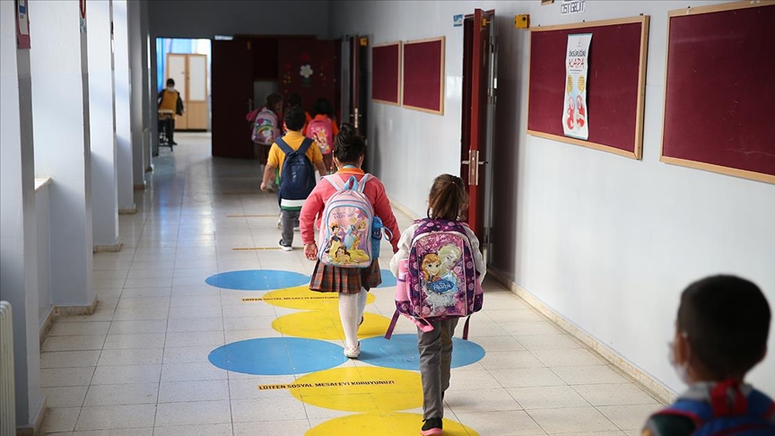 Milli Eğitim Bakanı Yusuf Tekin, okullarda ara tatillerin kaldırılıp kaldırılmayacağına