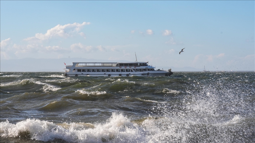 İzmir'de olumsuz hava ve deniz koşulları nedeniyle İZDENİZ vapur seferlerini