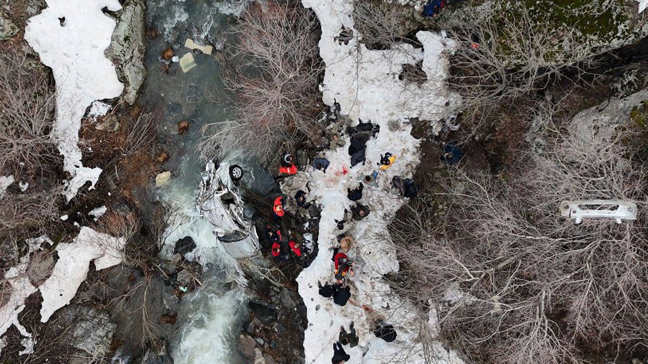 Bitlis’in Güroymak ilçesinde hafif ticari aracın Şehit Deresi’ne devrilmesi sonucu